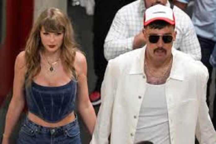 BREAKING : Taylor Swift and Travis Kelce held hands and enjoyed a cozy dinner at the Waverly Inn in New York City after the Chiefs' win over the Ravens.