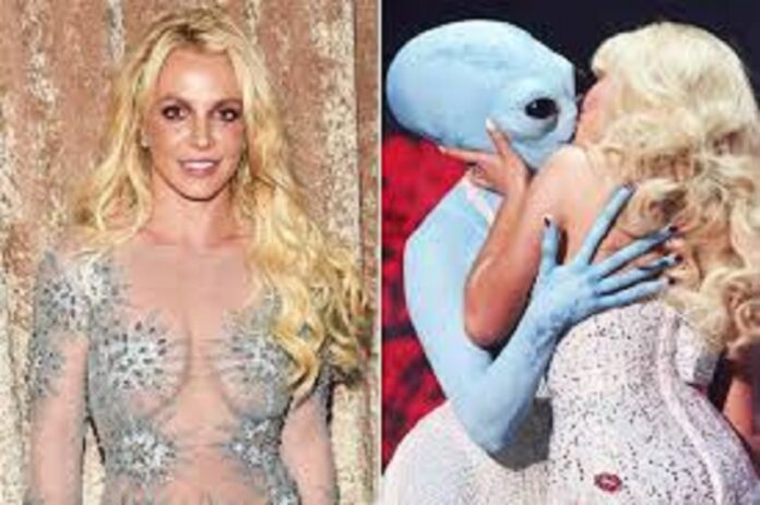 NEWS: Sabrina Carpenter Pays Homage to Britney Spears and Makes Out With Alien During VMAs Performance