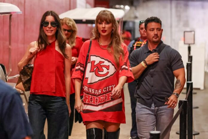 TONIGHT: Taylor Swift stuns fans by wearing a vintage Chiefs T-shirt dress to the Bengals game, blending pop star glamour with sports chic. What’s behind this unexpected fashion twist?