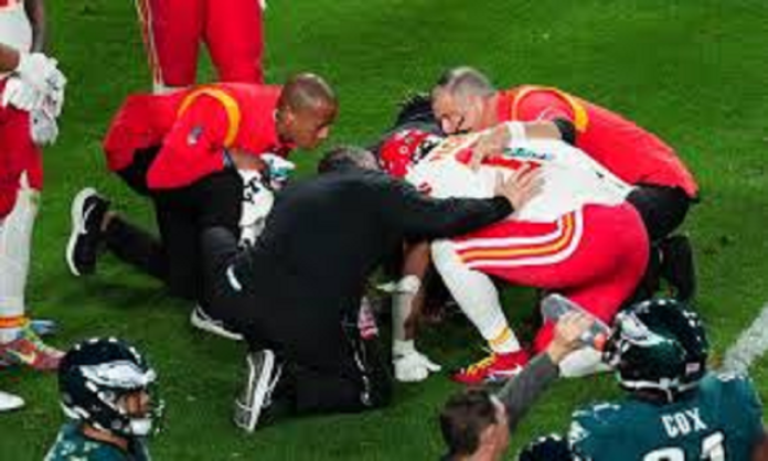 BREAKING NEWS : Chiefs' Isiah Pacheco Leaves Stadium on Crutches, in Walking Boot After Ankle Injury