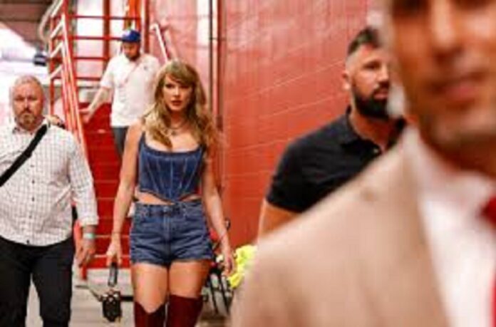 WATCH‼️Taylor Swift arriving to the Chiefs vs Ravens game tonight in Kansas City! Swift pairs over-the-knee red boots with a denim corset top & daisy dukes at Kansas City’s NFL opener.