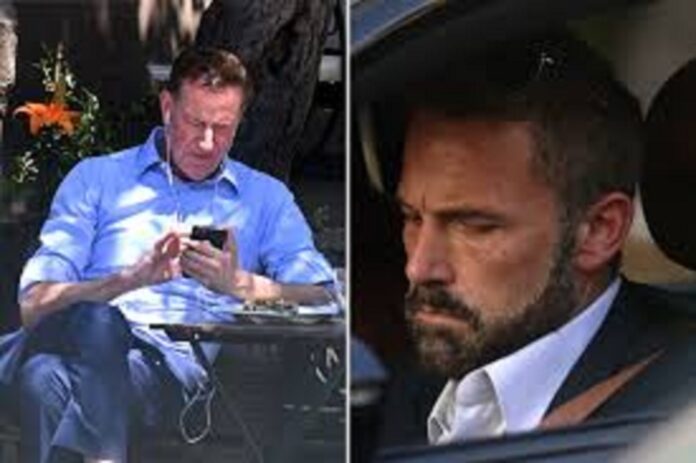 Bill de Blasio gives a thumbs up to Ben Affleck's fresh beard dye, exclaiming, “Do what you do!” It's a stylish endorsement that's turning heads!